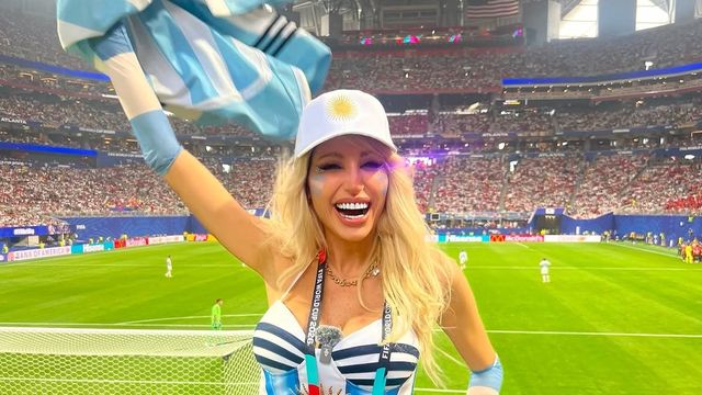 Brillos, plumas y pasión albiceleste: la máxima lección de glamour con la que Vicky Xipolitakis revolucionó la tribuna en el Mundial 2026