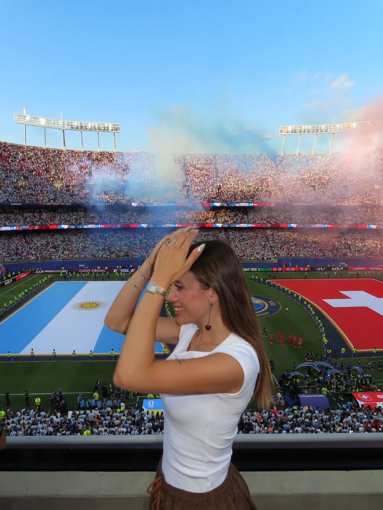 Básico e Inmaculado: la fórmula "effortless chic" con la que Morena Beltrán conquistó la cobertura del Mundial 2026