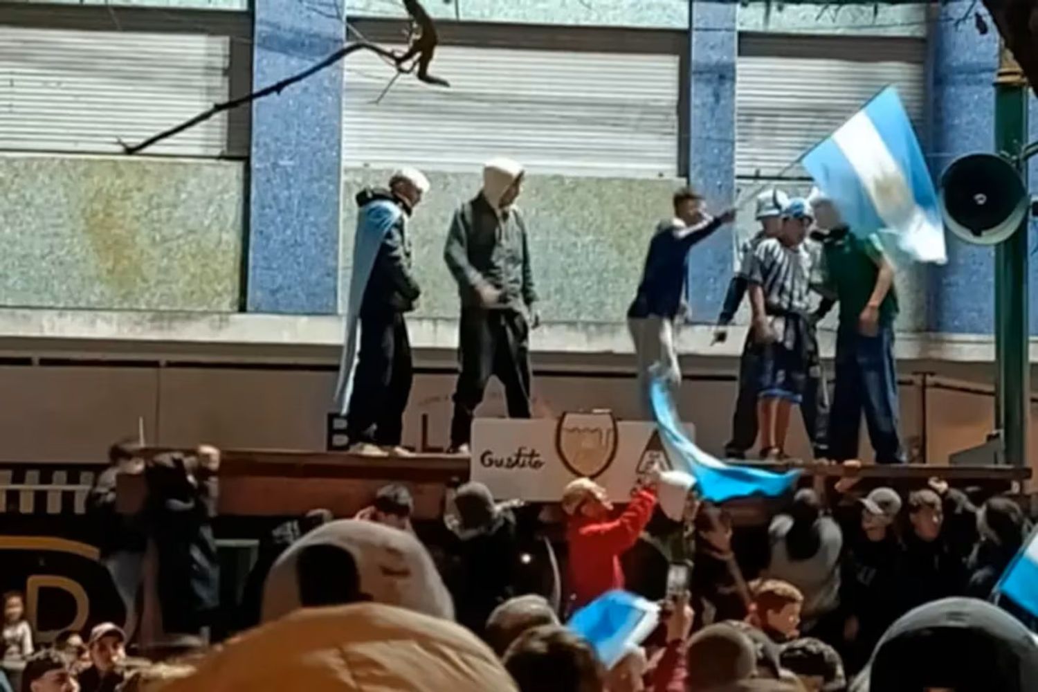 Se derrumbó el techo de un bar en medio de los festejos por Argentina
