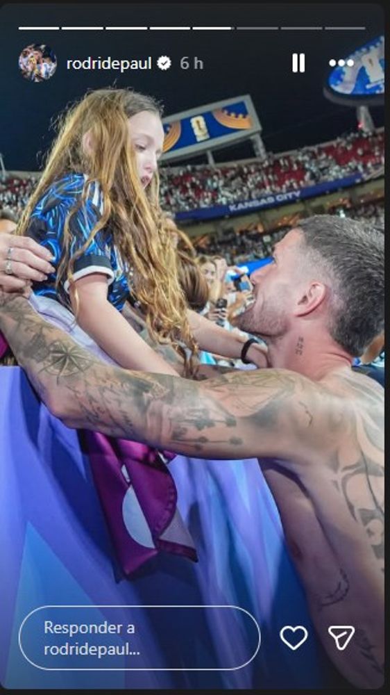 Rodrigo De Paul y su hija tras la victoria de Argentina sobre Suiza