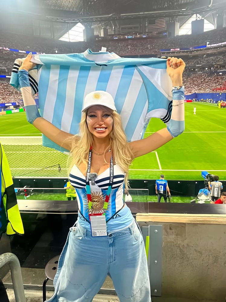 Brillos, plumas y pasión albiceleste: la máxima lección de glamour con la que Vicky Xipolitakis revolucionó la tribuna en el Mundial 2026