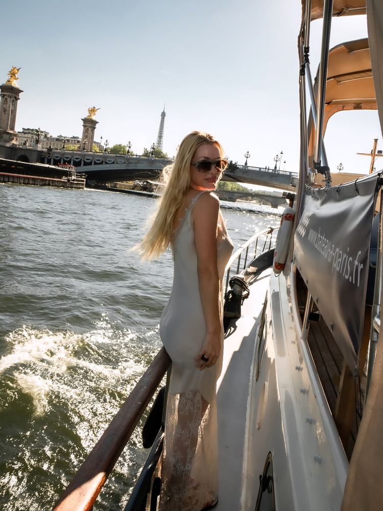 Romance parisino en el Sena: el "slip dress" con encaje con el que Nicole Neumann cautivó la Torre Eiffel