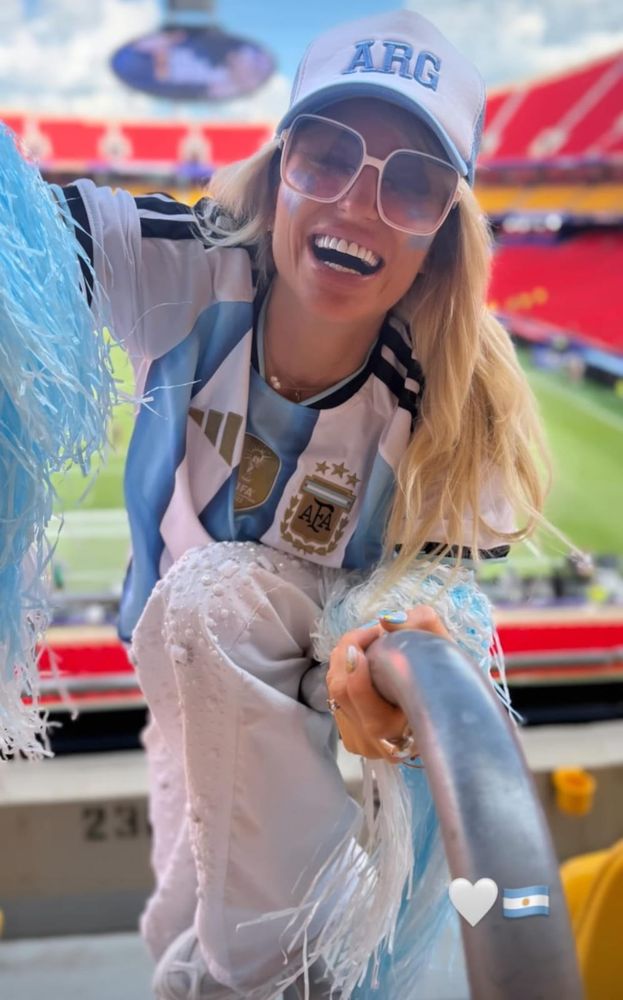 Brillos, plumas y pasión albiceleste: la máxima lección de glamour con la que Vicky Xipolitakis revolucionó la tribuna en el Mundial 2026