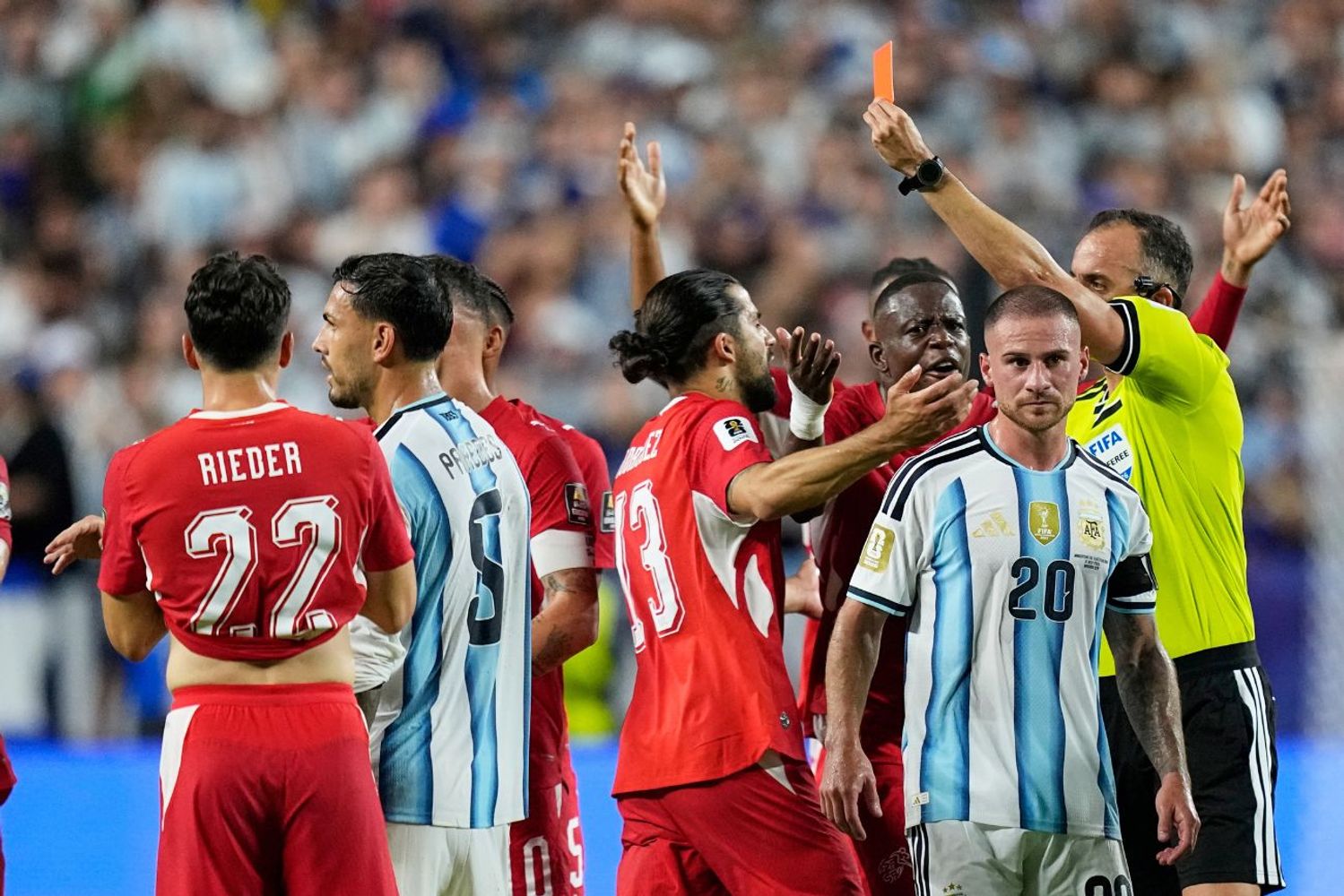 La expulsión de Embolo en Suiza, por cuartos ante la Selección Argentina.