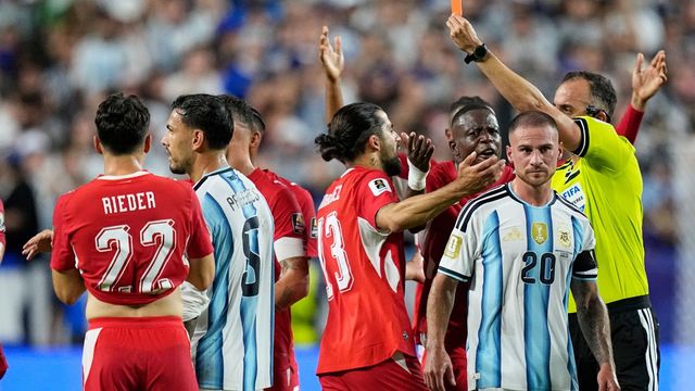 La expulsión de Embolo en Suiza, por cuartos ante la Selección Argentina.