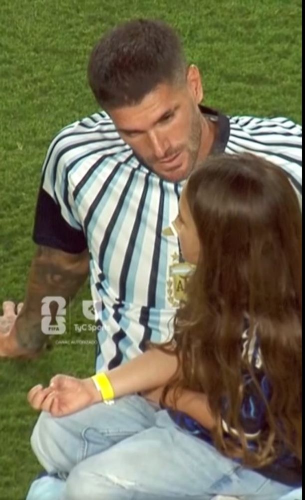 Rodrigo De Paul y su hija tras la victoria de Argentina sobre Suiza