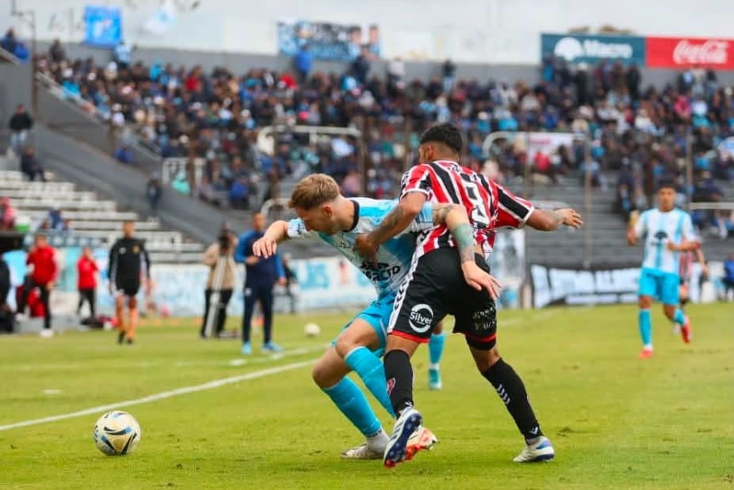 En gran parte del transcurso del partido se hizo evidente el dominio del equipo que dirige Hernán Pellerano sobre la propuesta “funebrera”, que se fue del estadio del "Lobo" celebrando el punto cosechado en Jujuy.