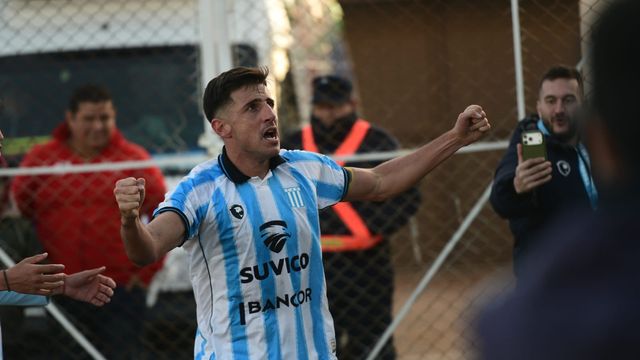 Pablo Chavarría, goleador de Racing, y su familia mundial.