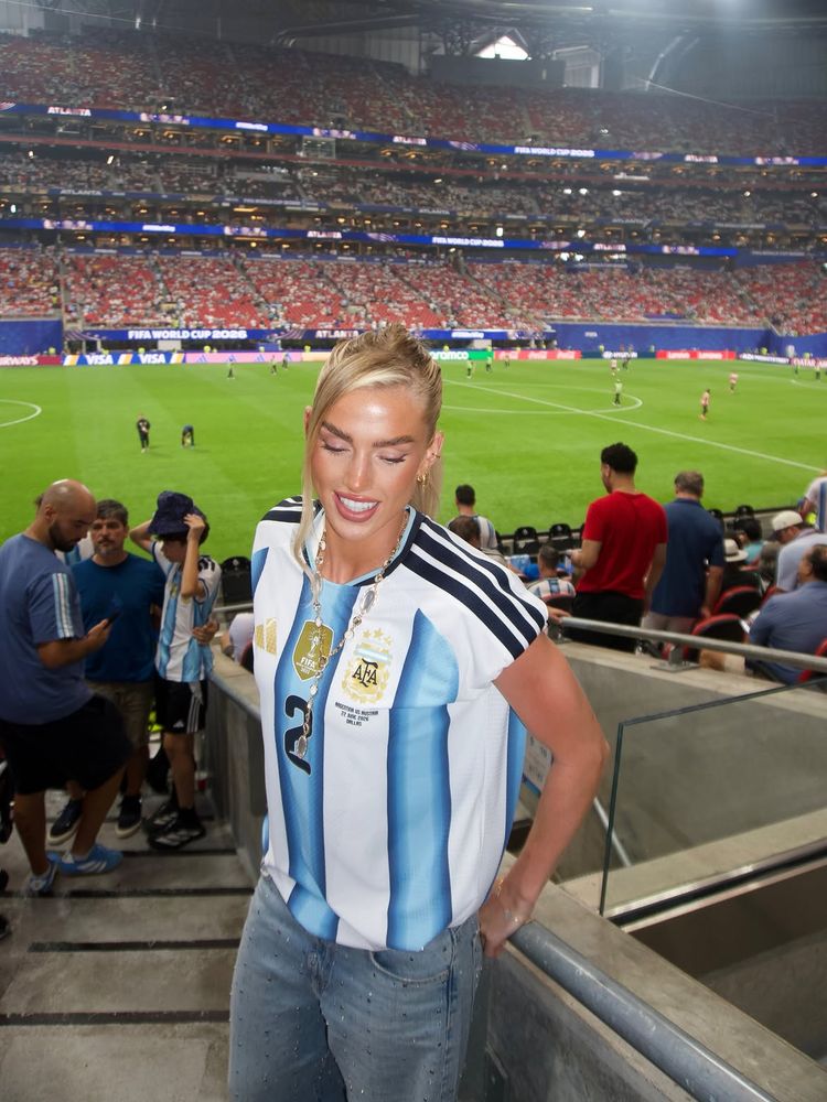 Camiseta intervenida y jean con strass: la apuesta de alta gama con la que Kelci Rose conquistó las tribunas del Mundial 2026