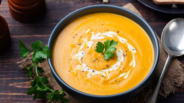 Calabaza, espinaca, pollo y zanahoria: 4 ideas de recetas de sopas para combatir el frío este invierno