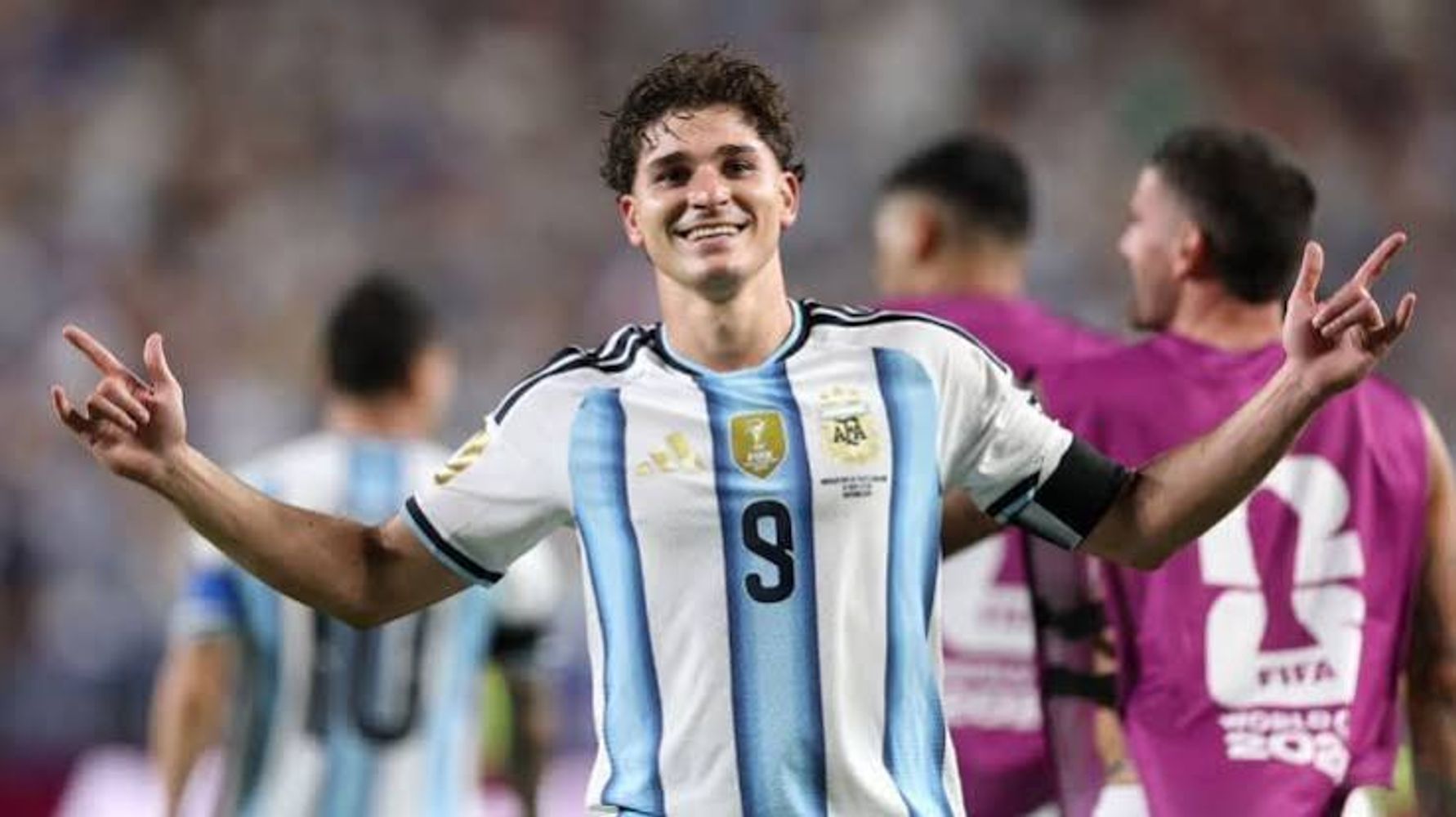 De la mano de Julián Álvarez, el seleccionado argentino avanzó a semifinales y jugará los ocho partidos del torneo.