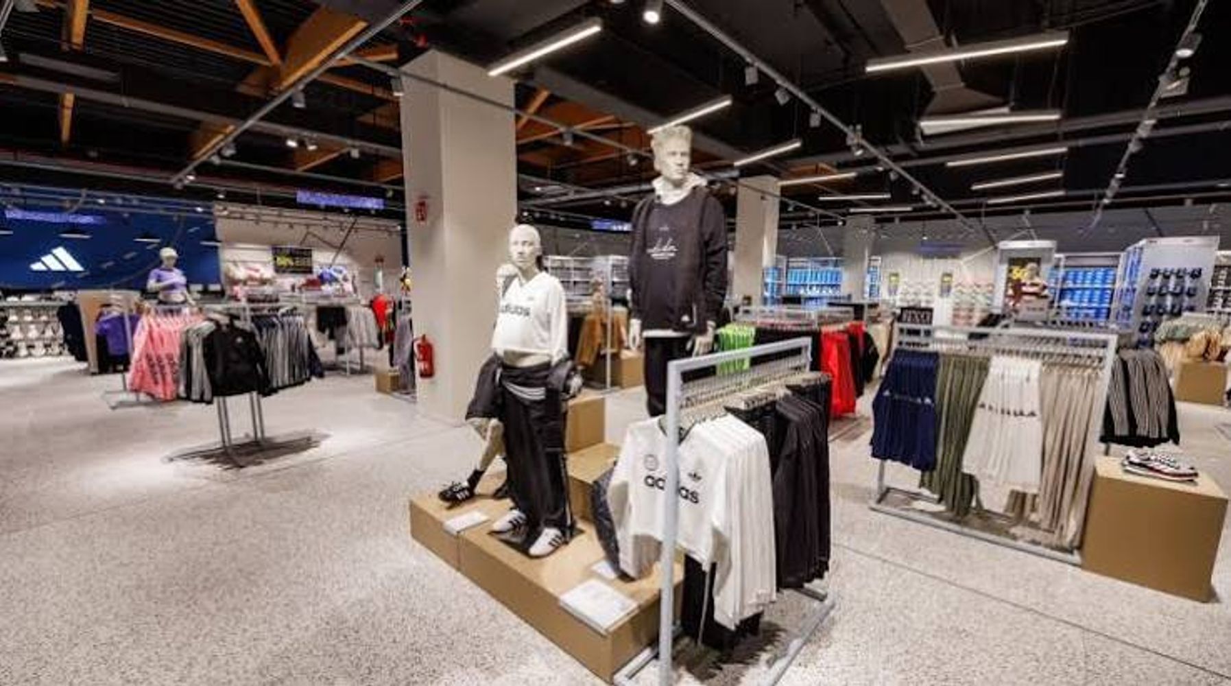 Adidas ofrece descuentos y promociones en la sucursal ubicada en el Shopping Terrazas de Mayo.