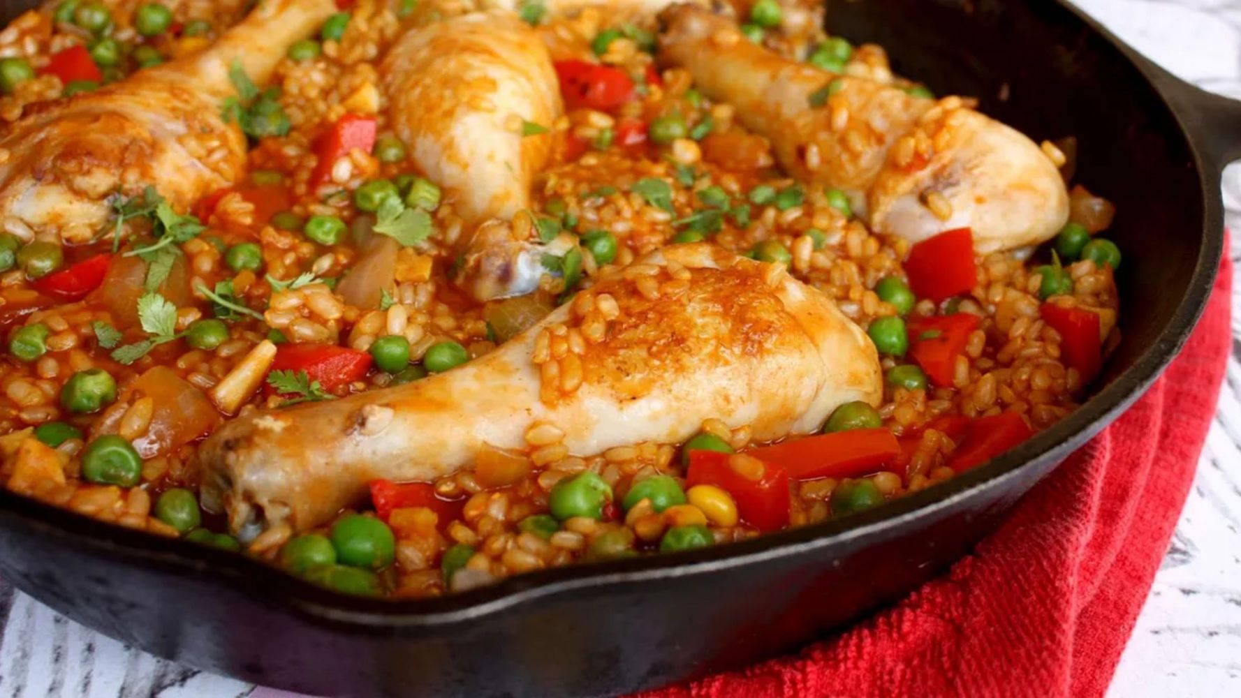 Guiso de arroz con pollo.