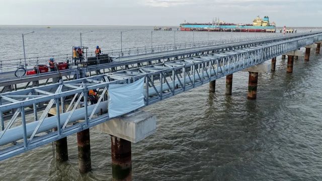 Avanza la construcción del muelle estratégico en Puerto Rosales. 