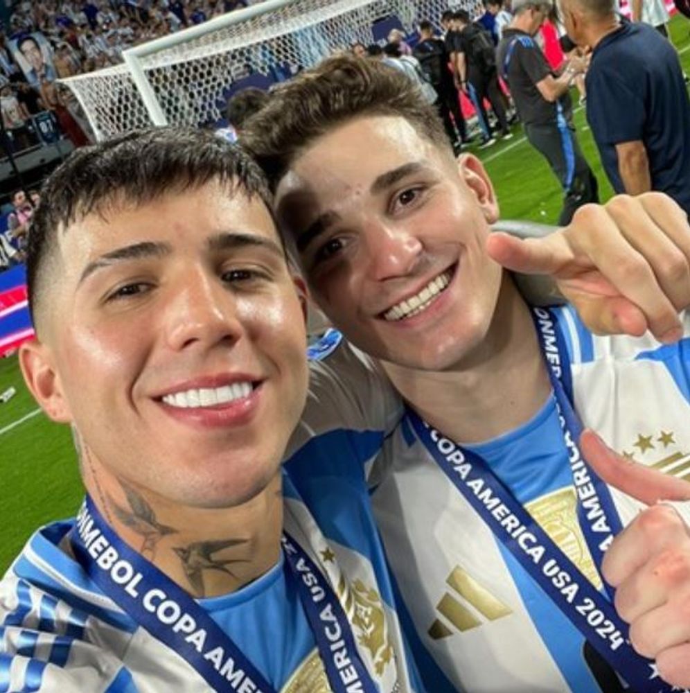 Más que compañeros, hermanos: El gesto de Julián Álvarez con Enzo Fernández que se volvió viral
