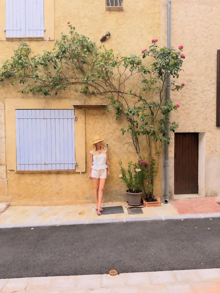 Sombrero de paja, bolso de mimbre y sandalias mazo: el encanto "boho-chic" con el que Nicole Neumann conquistó La Provenza