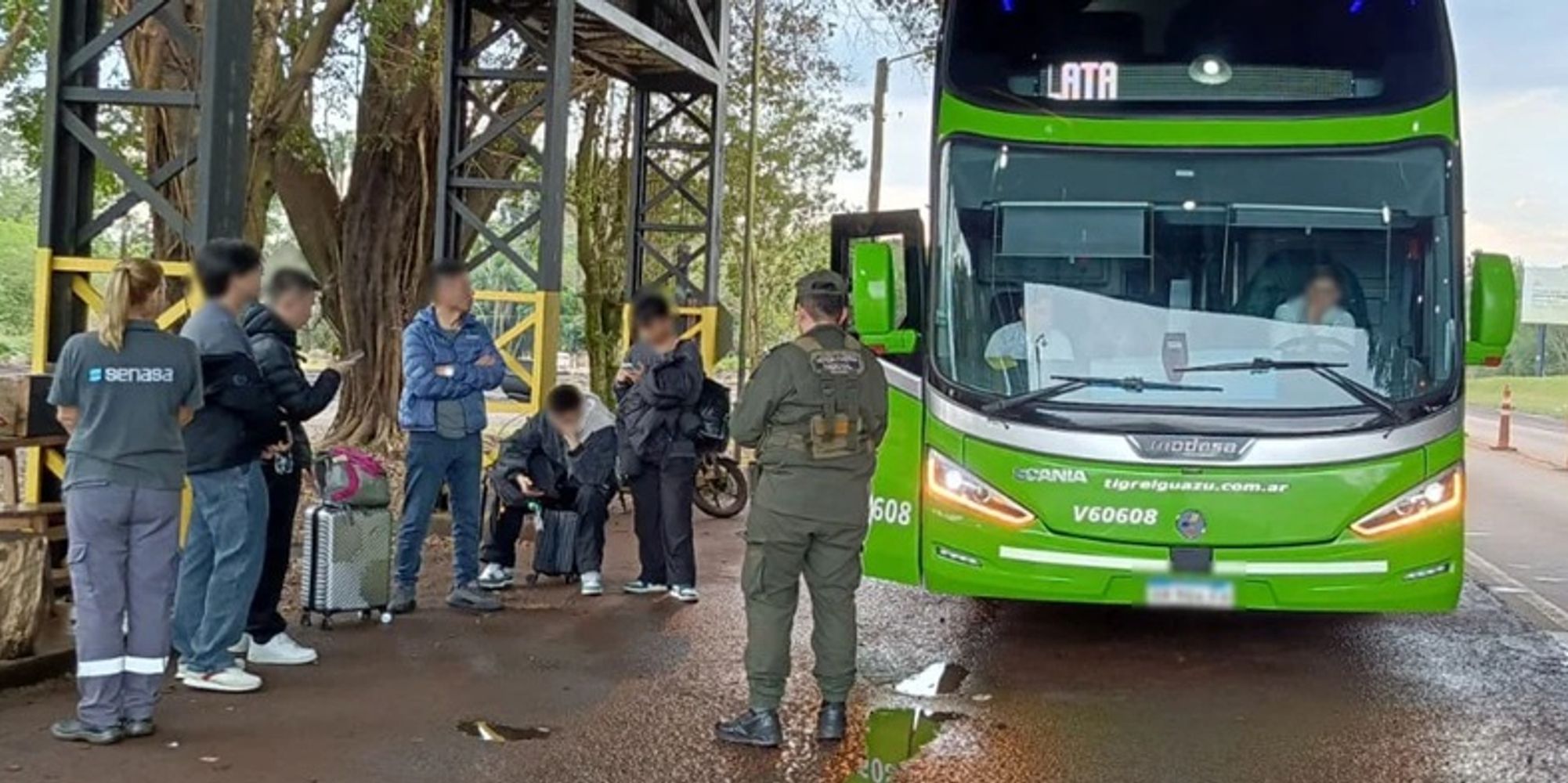 Iguazú: Gendarmería expulsó del país a cinco ciudadanos chinos que habían ingresado de manera ilegal.