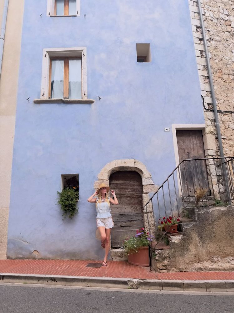 Sombrero de paja, bolso de mimbre y sandalias mazo: el encanto "boho-chic" con el que Nicole Neumann conquistó La Provenza