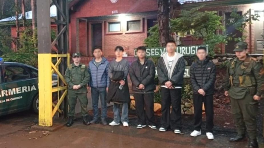 Iguazú: Gendarmería expulsó del país a cinco ciudadanos chinos que habían ingresado de manera ilegal.