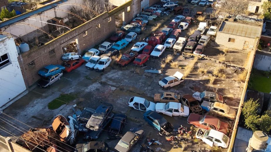 Los bomberos de Punta Alta recibieron vehículos que iban a ser compactados