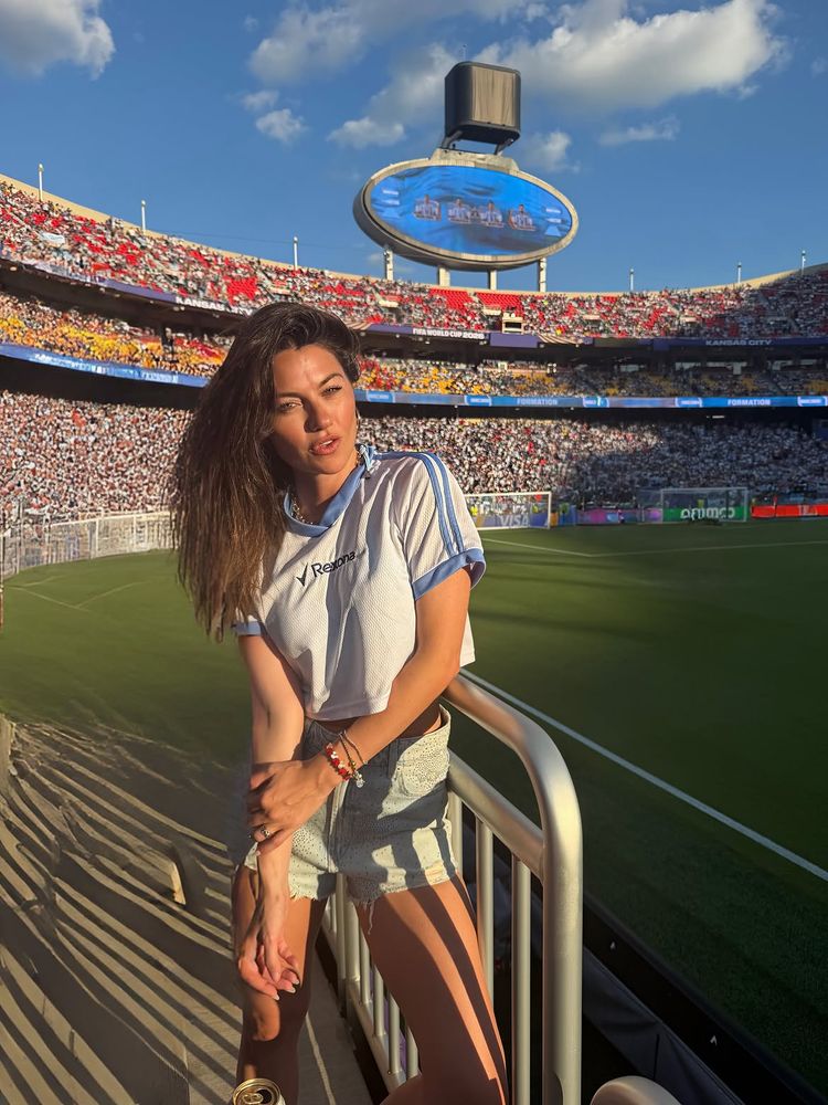 Brillos, "sky print" y euforia albiceleste: el atuendo con el que Sofía "Jujuy" Jiménez arrasó en la tribuna del Mundial 2026