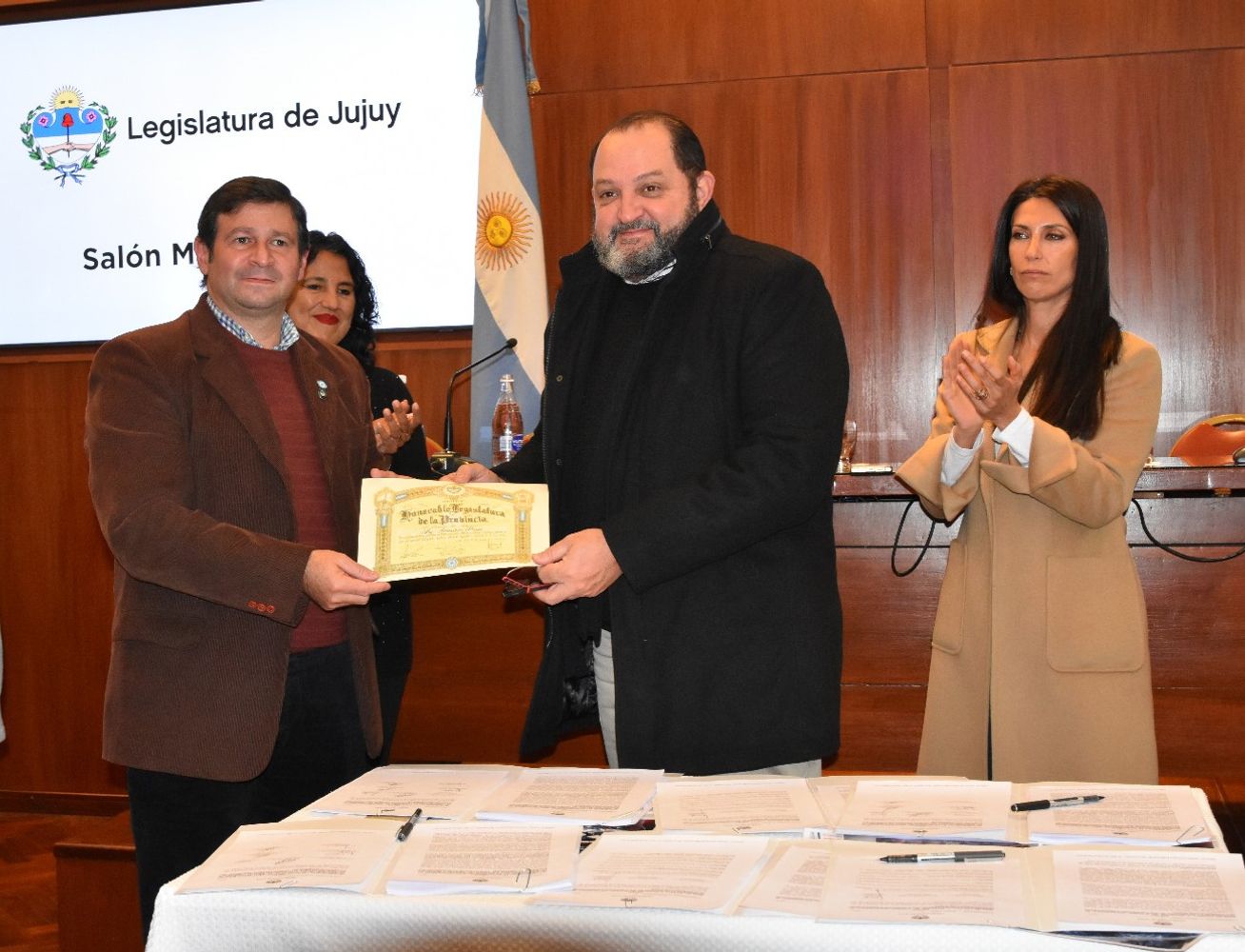 En nombre del organismo a su cargo, el director provincial de Patrimonio, Sebastián Pasin, recibe de manos del diputado Santiago Jubert un testimonio de reconocimiento de la Legislatura, por la participación de su personal en el proceso técnico de expurgo y valoración documental.
