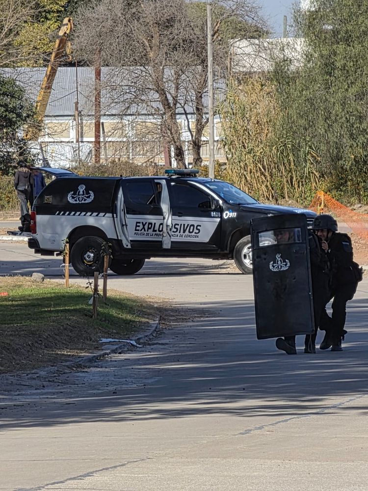 Operativo en club deportivo de barrio Autódromo.