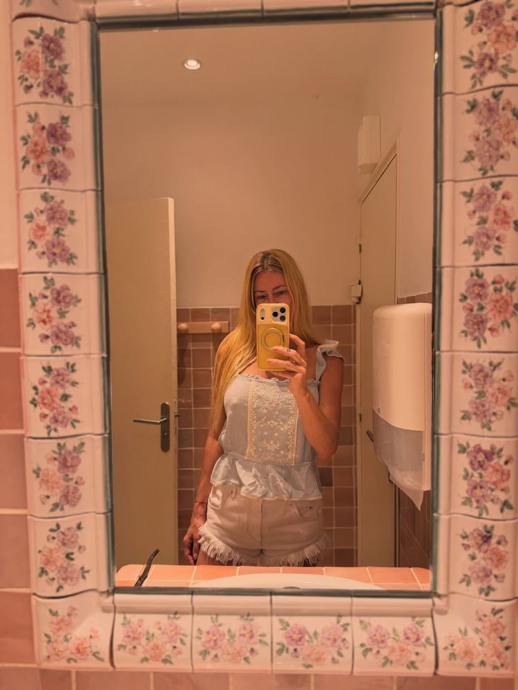 Sombrero de paja, bolso de mimbre y sandalias mazo: el encanto "boho-chic" con el que Nicole Neumann conquistó La Provenza
