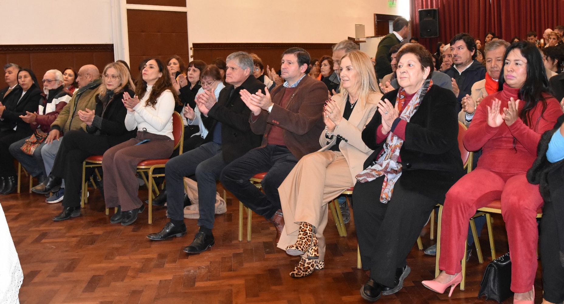 Integrantes de los diferentes bloques parlamentarios asistieron al acto que tuvo lugar en el salón "Marcos Paz", donde se entregó en donación material bibliográfico histórico y documental de propiedad de la Legislatura de Jujuy.