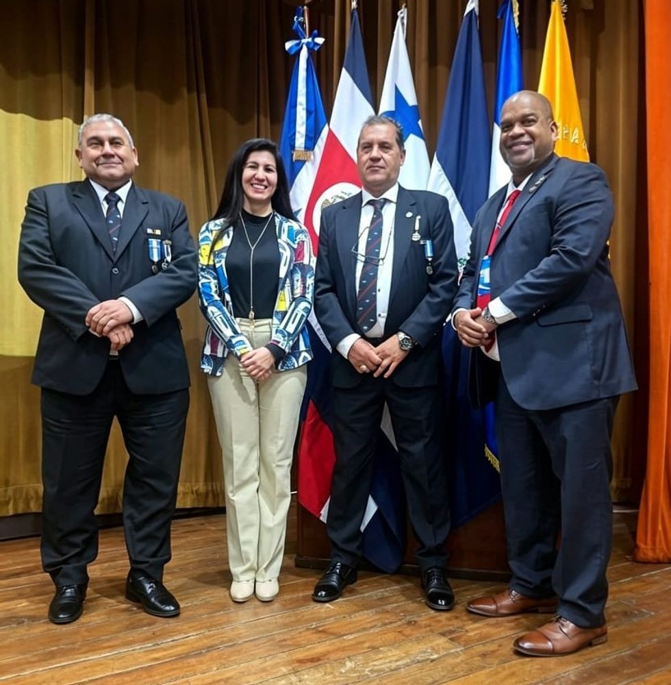 Antonio Leguina, presidente del Centro de Veteranos de Guerra de Malvinas de Jujuy, y la asesora legal de la entidad, María Eugenia Jamarlli (ambos a la izquierda), en reciente encuentro de la Federación de Veteranos de Guerra "2 de Abril".