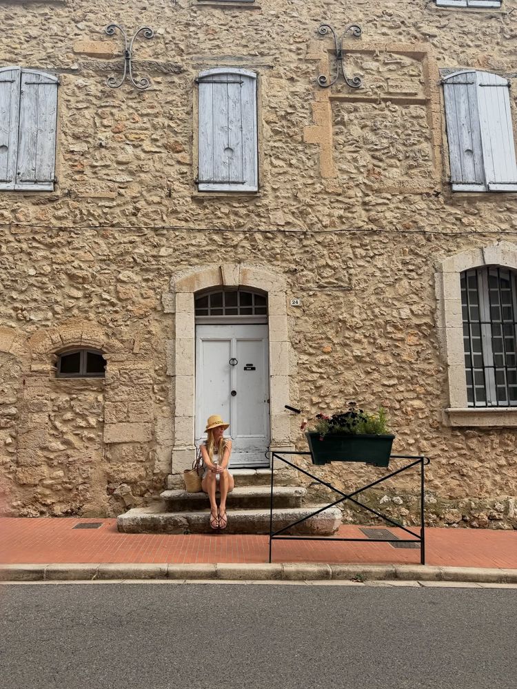 Sombrero de paja, bolso de mimbre y sandalias mazo: el encanto "boho-chic" con el que Nicole Neumann conquistó La Provenza