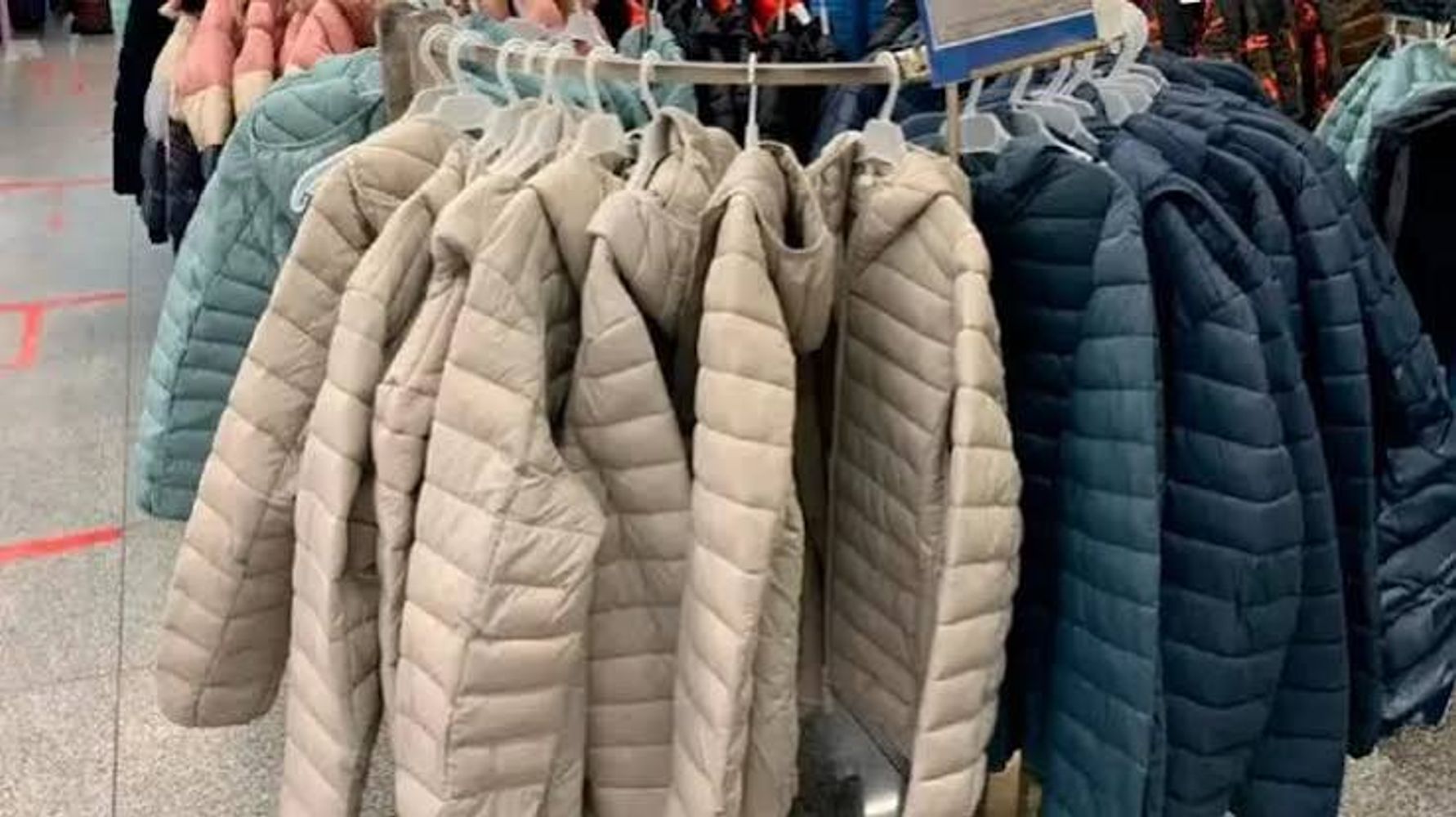 La cadena argentina venderá camperas y chalecos desde $24.990 hasta el 30 de agosto.