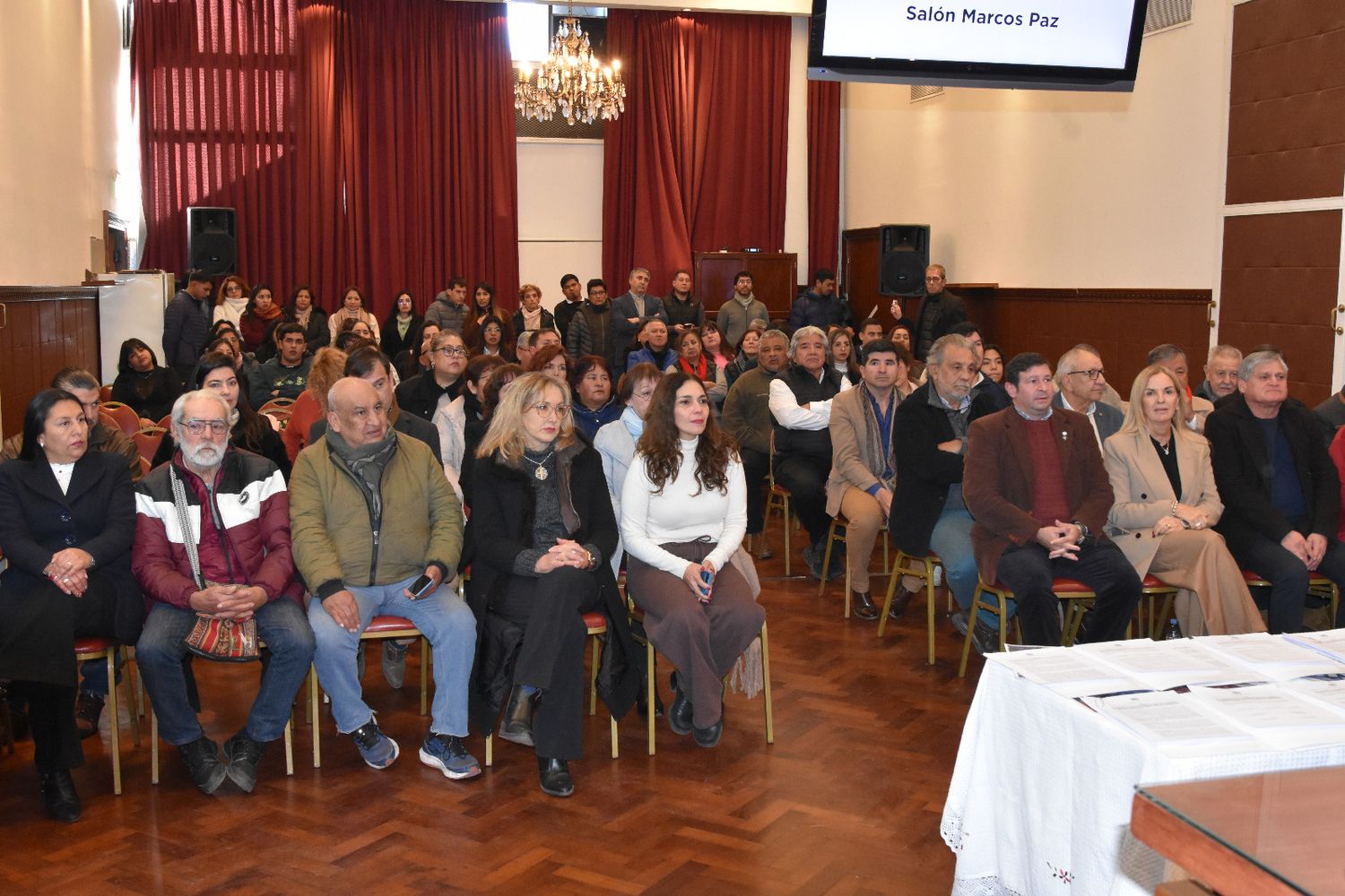 Vista del salón "Marcos Paz" de la Legislatura, en ocasión de realizarse la ceremonia en la que se concretó la entrega y donación de material bibliográfico a distintas instituciones educativas de la provincia.