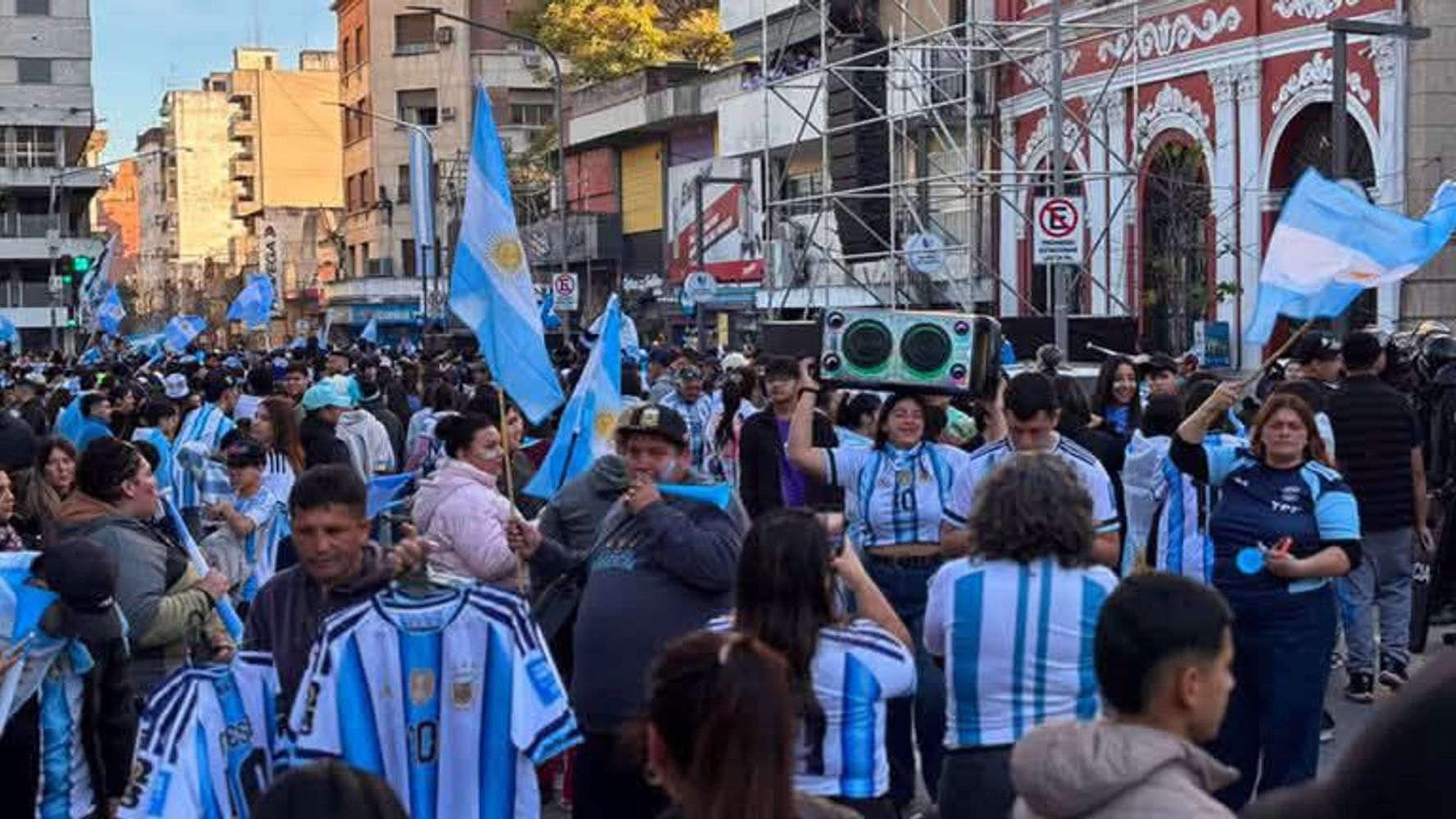 La algería desbordó las calles tucumanas.
