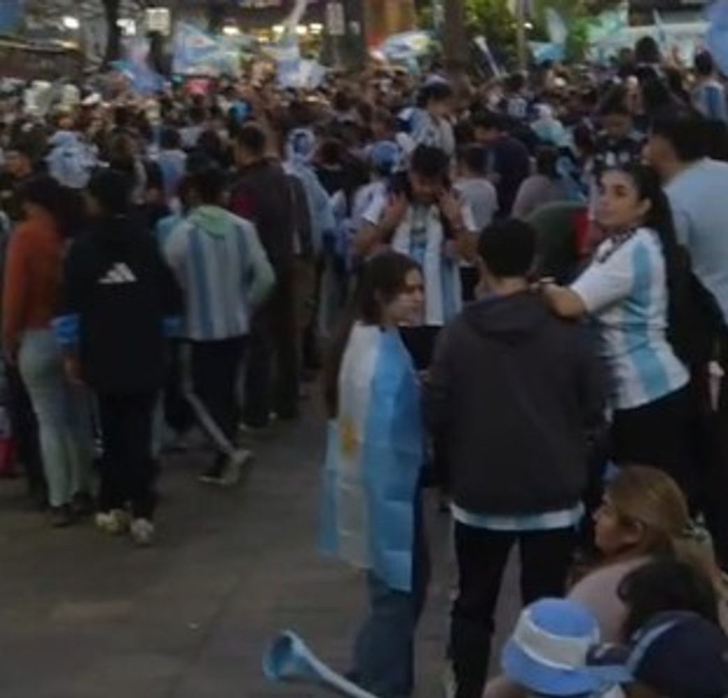Tucumán salió a la calle a festejar el triunfo de Argentina ante Inglaterra.