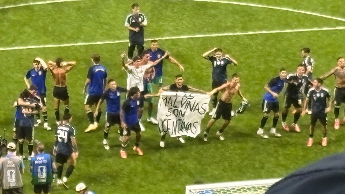 "Las Malvinas son argentinas": la bandera que sacaron los jugadores en pleno festejo histórico pese a la prohibición
