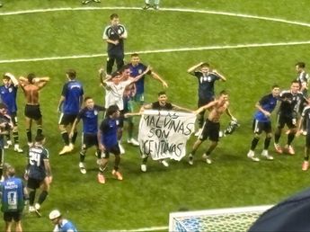 "Las Malvinas son argentinas": la bandera que sacaron los jugadores en pleno festejo histórico pese a la prohibición