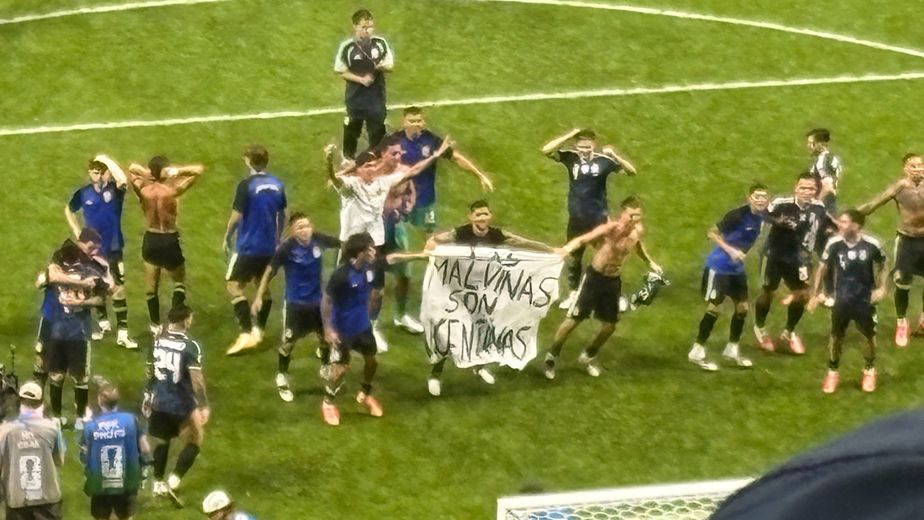 "Las Malvinas son argentinas": la bandera que sacaron los jugadores en pleno festejo histórico pese a la prohibición