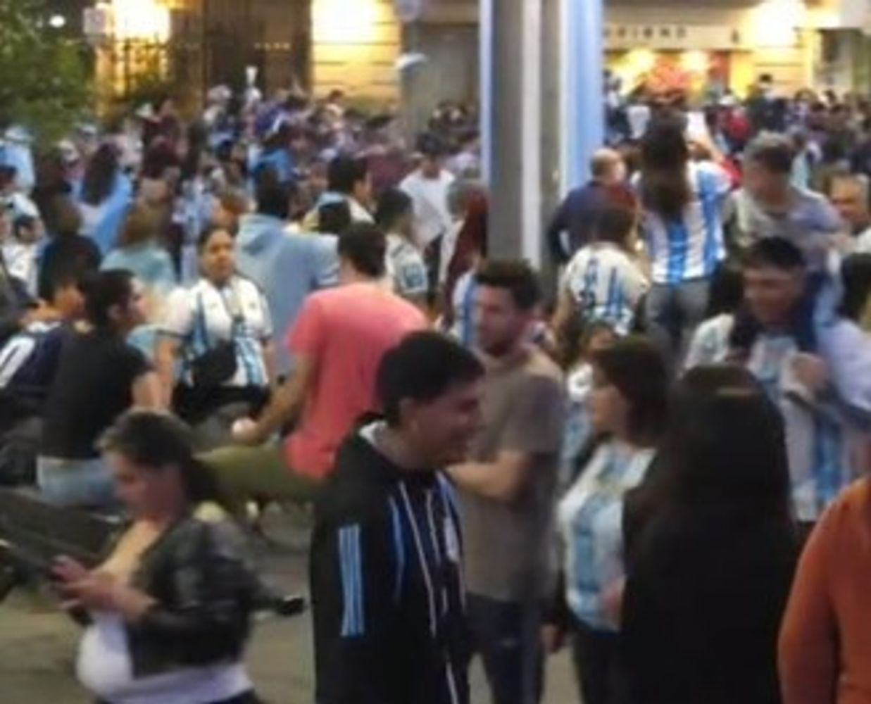 Tucumán salió a la calle a festejar el triunfo de Argentina ante Inglaterra.