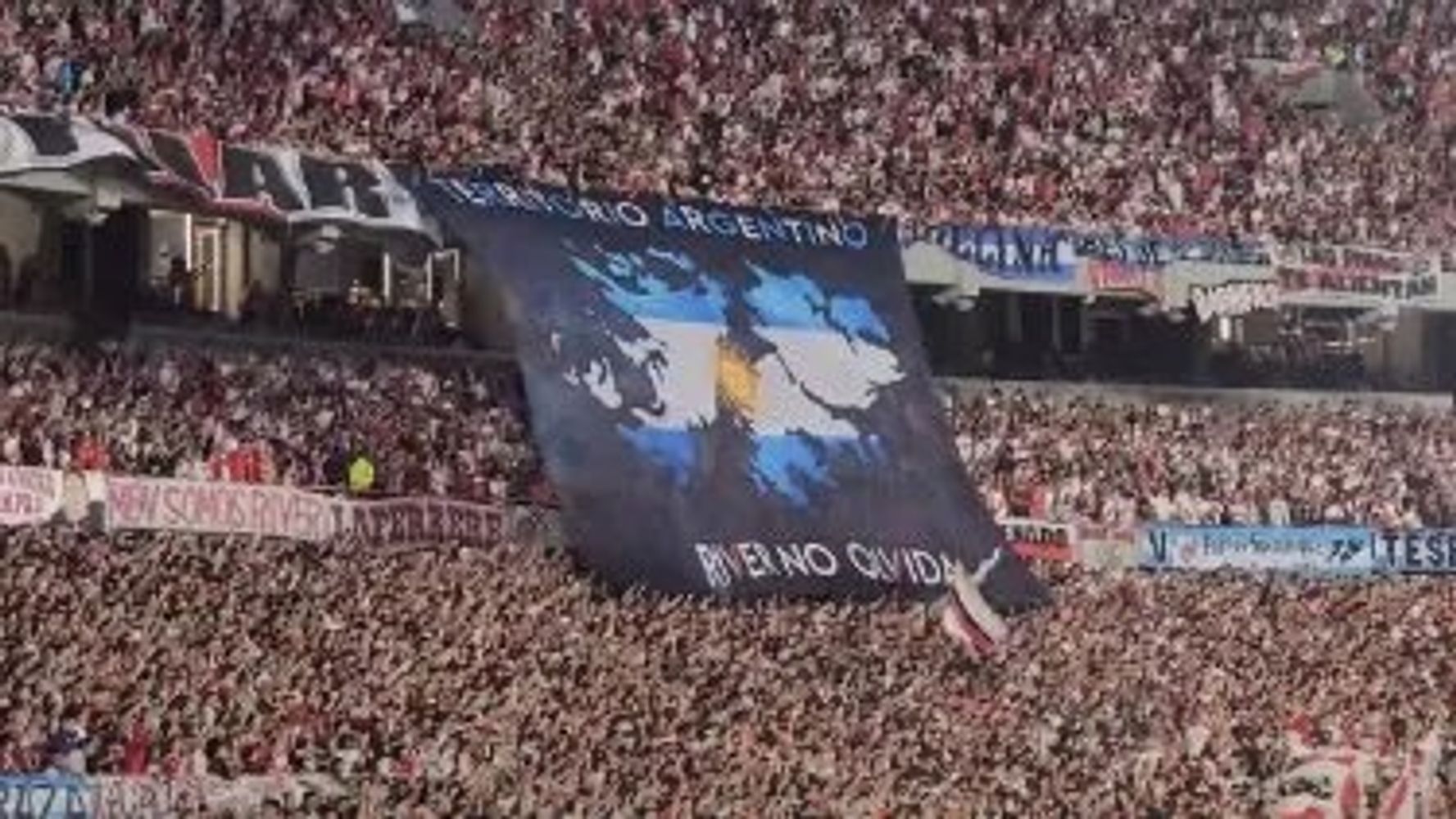 La FIFA prohibió el ingreso de las banderas con insignias de las Malvinas.