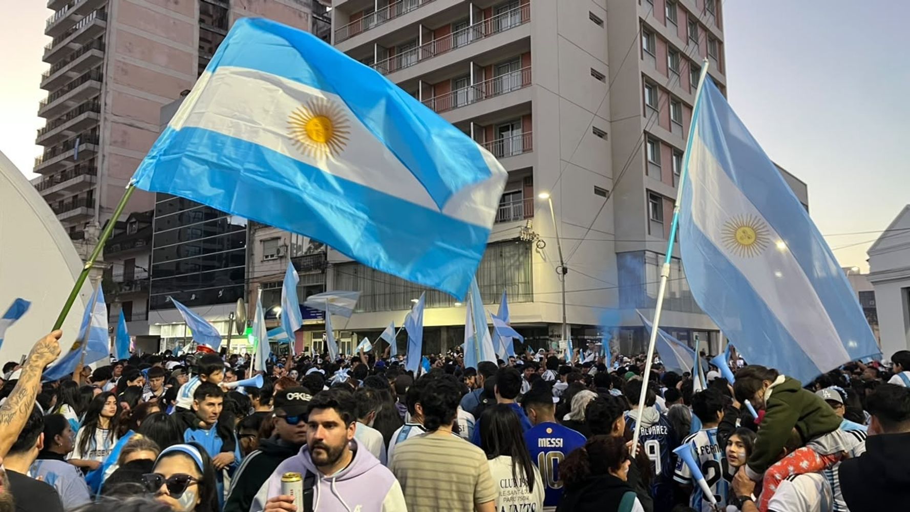 Las calles en torno a la plaza Belgrano estuvieron cortadas para el tránsito vehicular durante algunas horas, mientras se extendía el festejo por el triunfo del equipo nacional, en Estados Unidos.