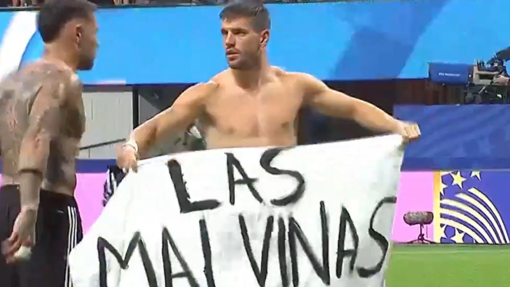 Lo Celso mostró una bandera sobre las Malvinas tras la victoria ante Inglaterra