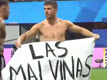 Giovani Lo Celso celebró el triunfo ante Inglaterra con una bandera de Malvinas