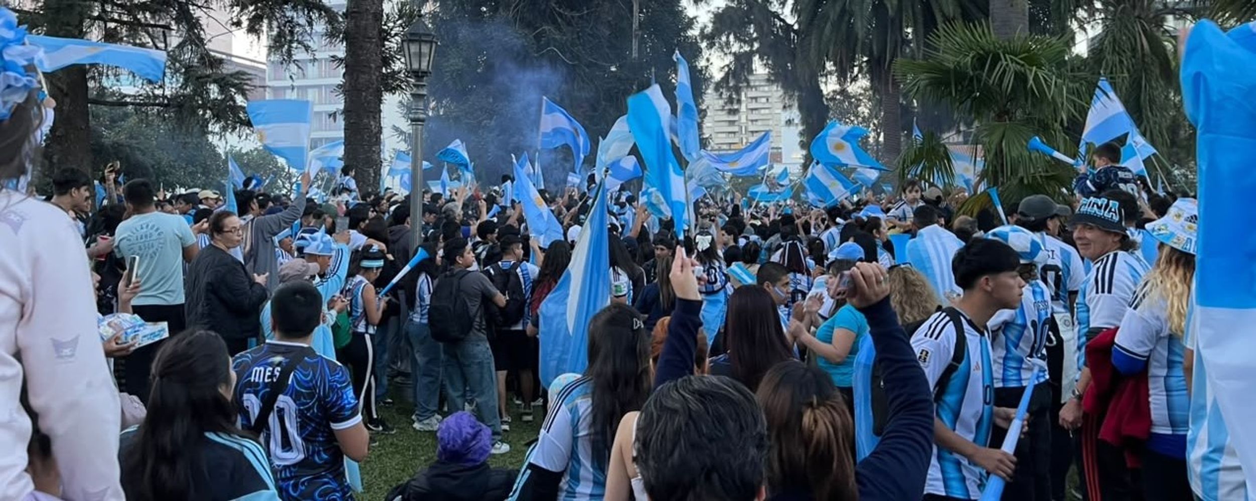 Público de todas las edades se reunió en el centro de San Salvador de Jujuy para el festejo desatado por el histórico triunfo logrado en la semifinal del Mundial frente a Inglaterra.