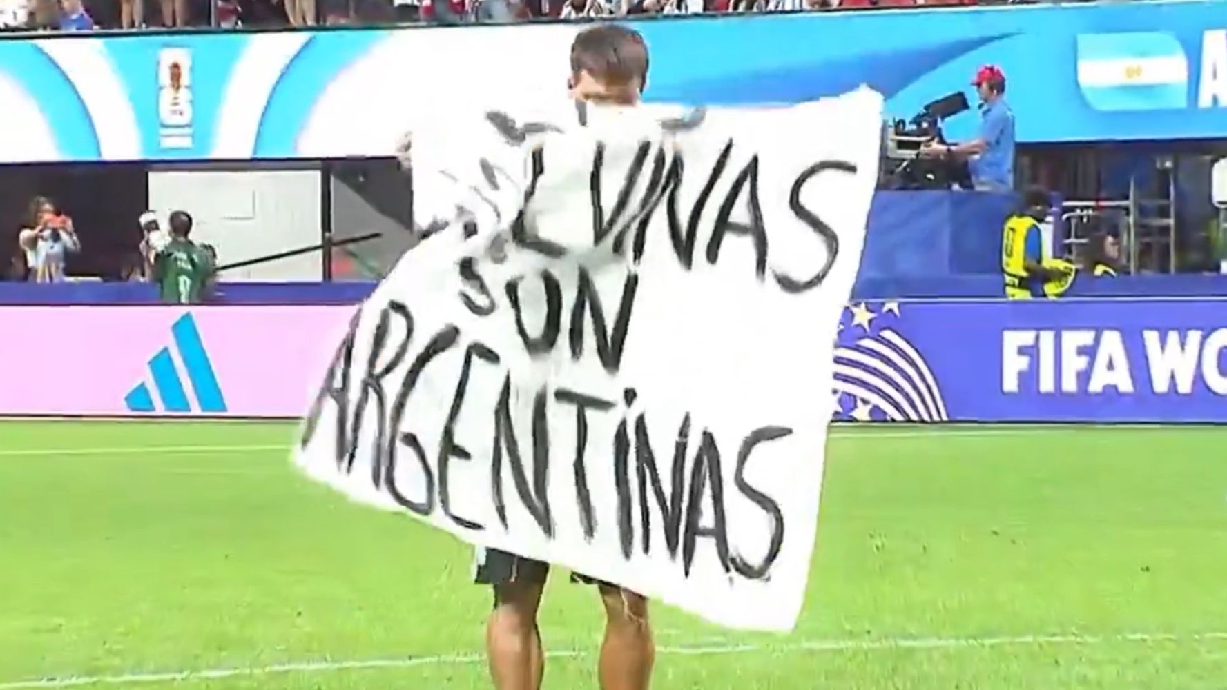 La bandera sobre Malvinas que Lo Celso mostró en la cancha