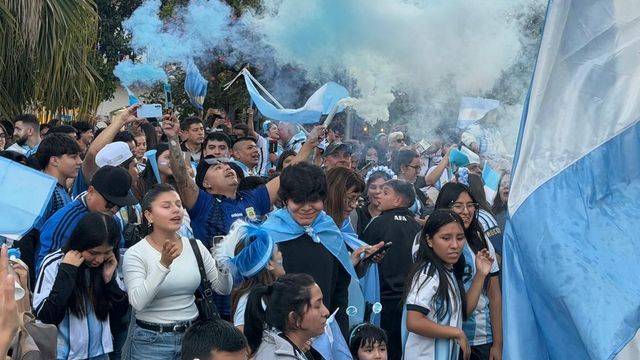 Con banderas y vistiendo camisetas de sus jugadores preferidos, una multitud colmó la plaza Belgrano apenas terminado el partido de la Selección Nacional.