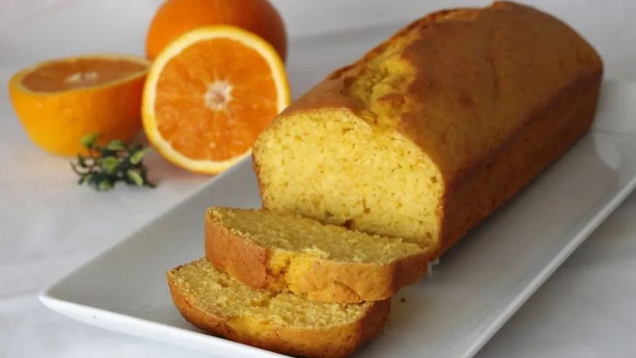 Ni harina ni azúcar: la receta de un budín de naranja express ideal para la merienda