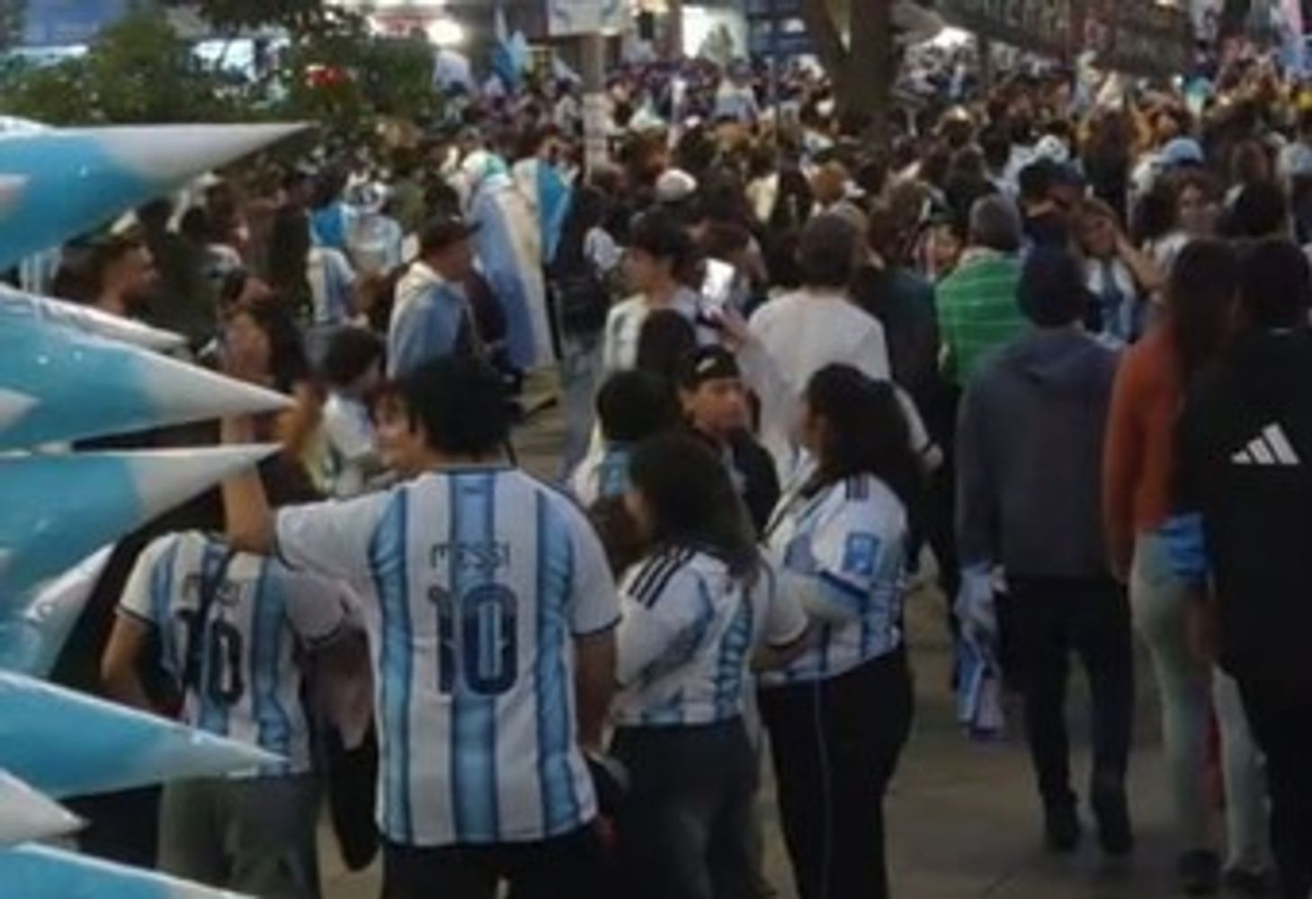 Tucumán salió a la calle a festejar el triunfo de Argentina ante Inglaterra.