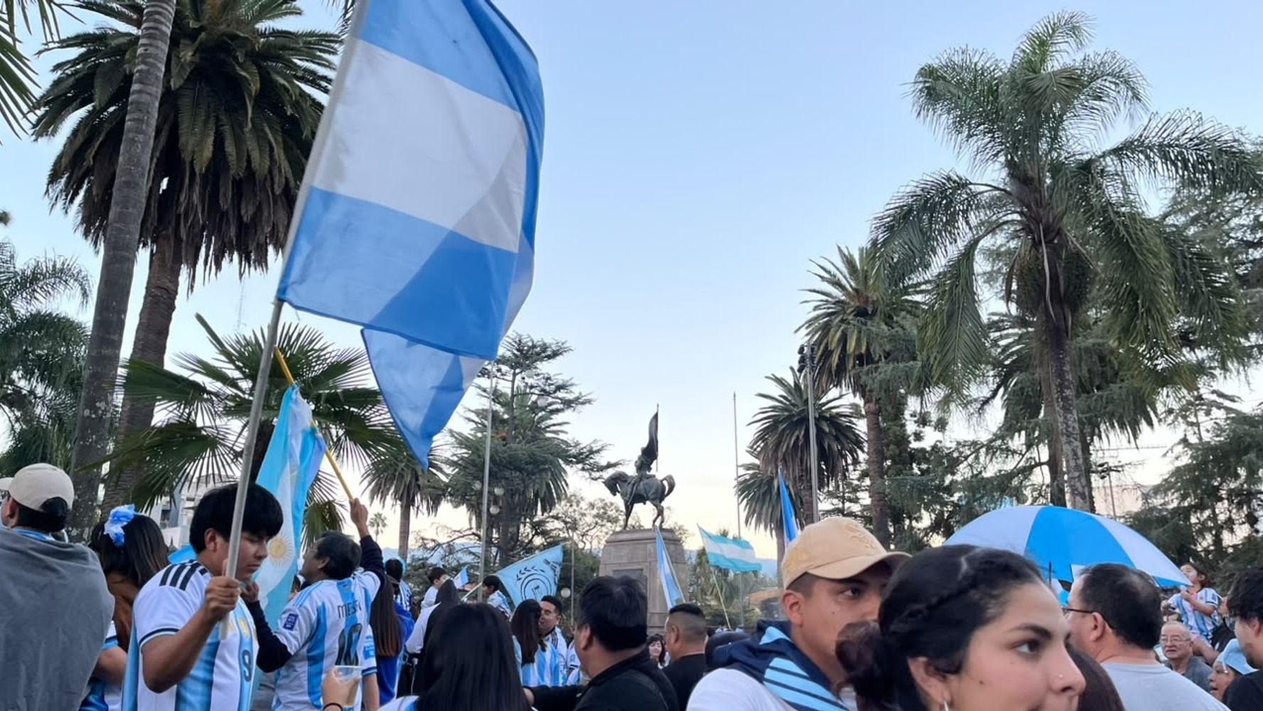 La multitud vestida de celeste y blanco celebró el pase a la final del Mundial 2026 desplegando banderas con los colores nacionales al pie del monumento al general Manuel Belgrano.