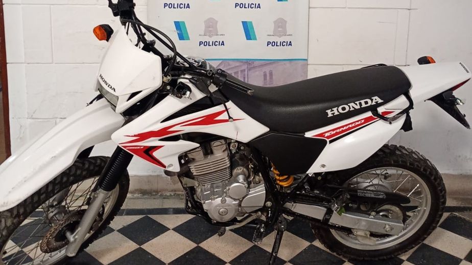 Tres Arroyos: Recuperan una motocicleta robada y demoran a dos adolescentes